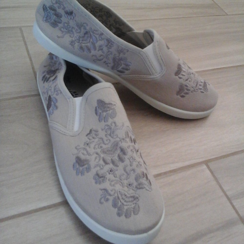 Animal Rescue Site Embroidered Gray Cotton Slip On Flats.  Size 9